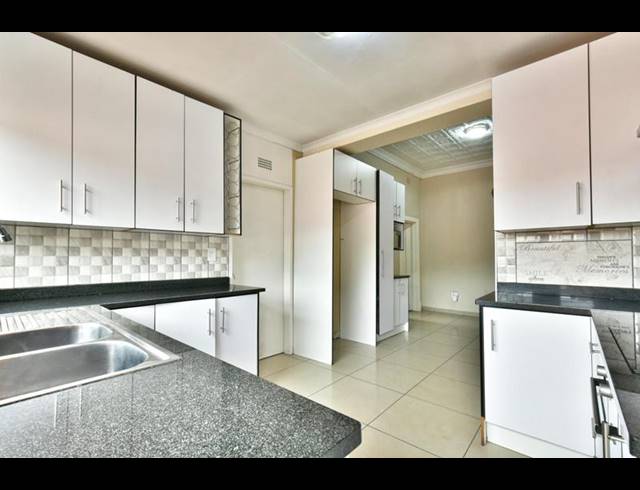 4 BEDROOM HOUSE FOR SALE IN BEZUIDENHOUT VALLEY